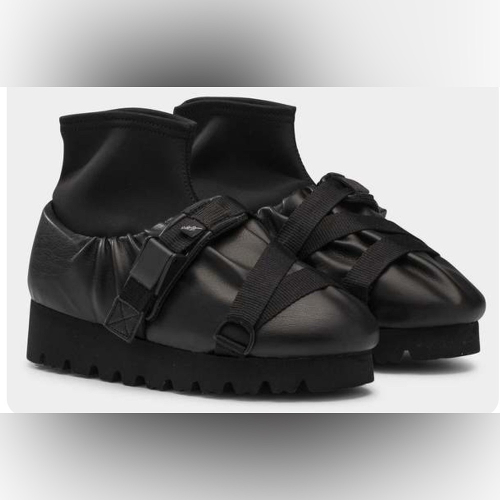 Yume Yume Black Mid Shoe in black faux-leather. Men’s 41